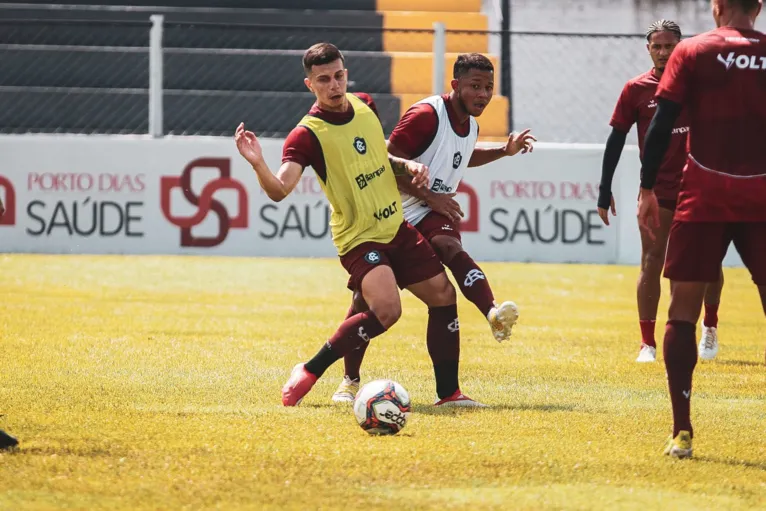 Atacante Matheus Oliveira e lateral esquerdo Ronald, em disputa de bola, durante treinamento realizado hoje no CT do Leão.