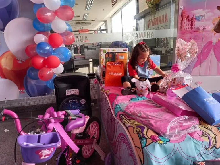 Menina comemora aniversário com tema do supermercado Formosa