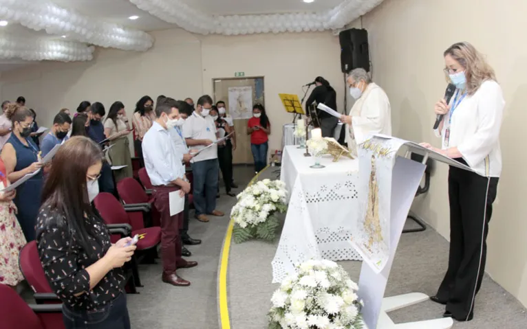 Padre Paulo Falcão, da Igreja de Fátima, celebrou missa no auditório da RBA