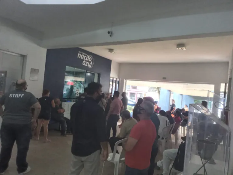 Torcedores azulinos a espera de receber o ingresso na sala do Nação Azul.