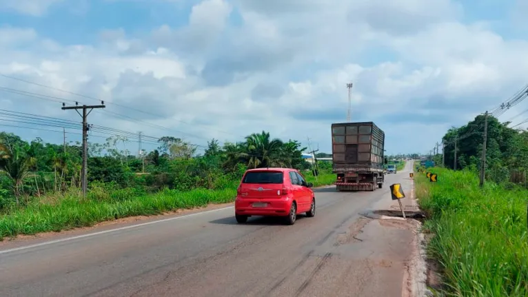 Vídeo: Crateras causam risco de acidentes na BR-155