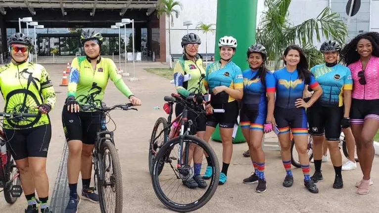 Ciclistas participam de passeio por trânsito seguro. Veja  