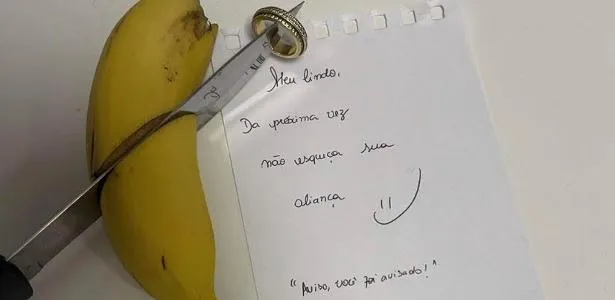 Uma banana cortada ao meio por uma faca com a aliança de Vina... Precisa explicar mais? rs