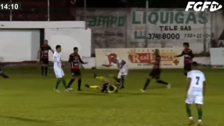 Jogador que chutou cabeça de árbitro é suspenso por 2 anos