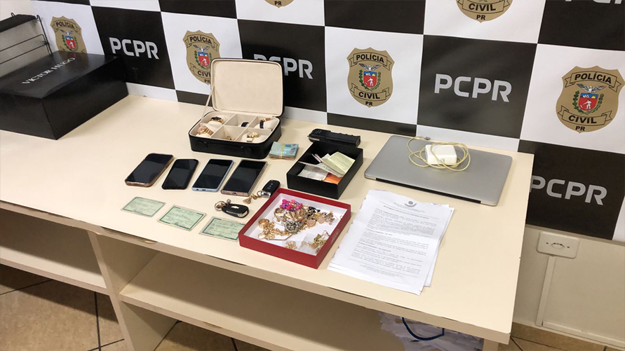 Foram roubadas da vítima jóias com valor estimado em mais de R$ 1 milhão.