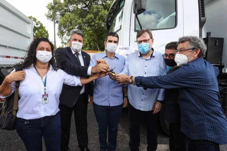 Helder as chaves dos caminhões aos prefeitos.
