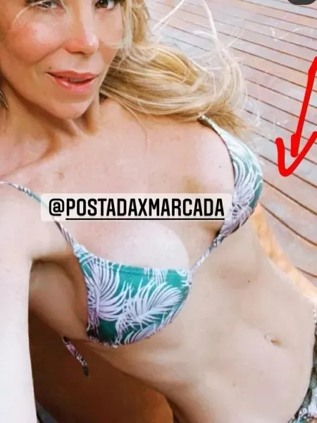 Danielle Winits posa de biquíni e Photoshop "grita"