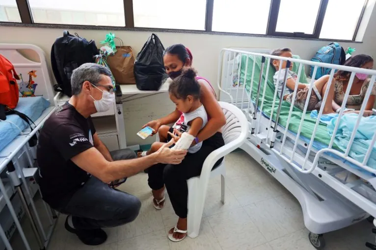 Mãe e filha, que foi submetida à cirurgia, recebem os cuidados e a atenção de profissional da Fundação Santa Casa
