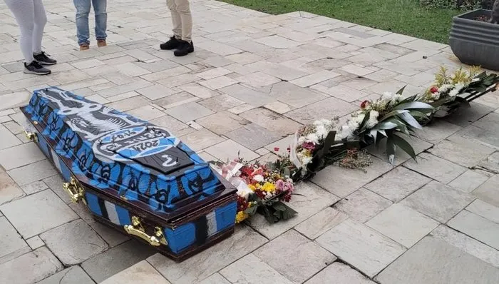 Torcedores deixam caixão pro Grêmio antes de jogo decisivo