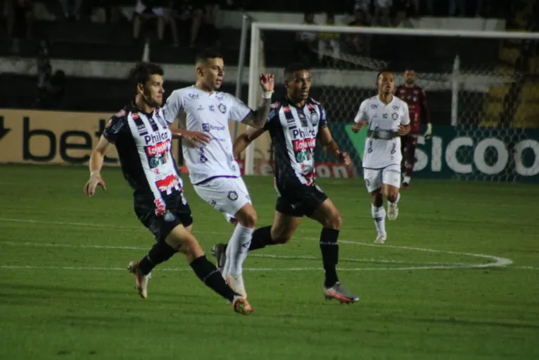 Remo treme diante do Fantasma e fica com a corda no pescoço