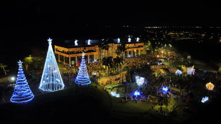 Decoração especial e entrega de brinquedos neste Natal