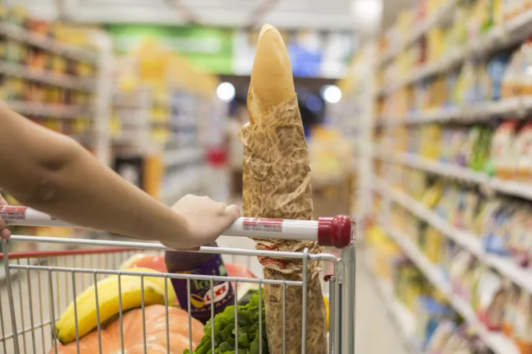 Dicas práticas para economizar no supermercado