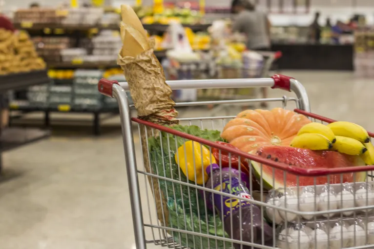 Dicas práticas para economizar no supermercado