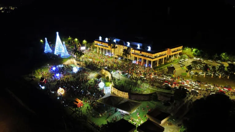 Decoração especial e entrega de brinquedos neste Natal