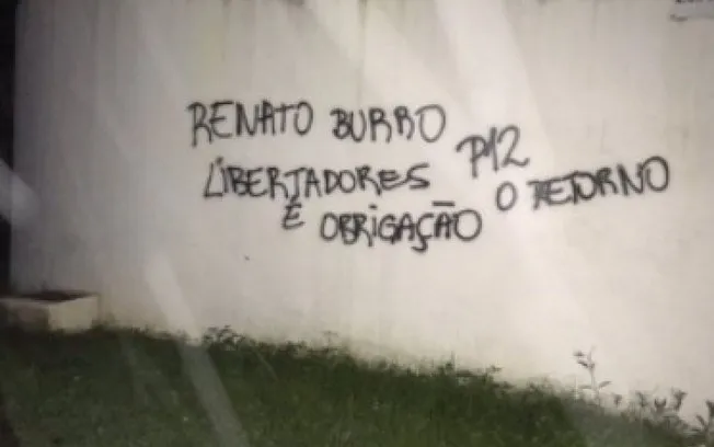 Muro de CT do Flamengo é pichado com críticas a Renato Gaúcho e cobrança por Libertadores.
