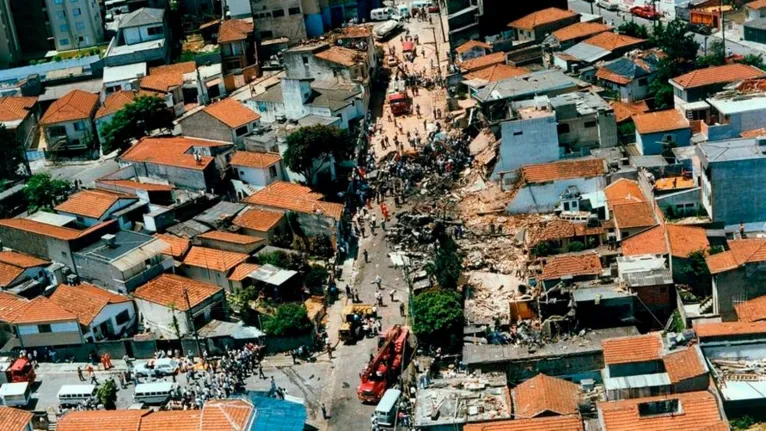 Avião caiu em cima de residências do Jabaquara