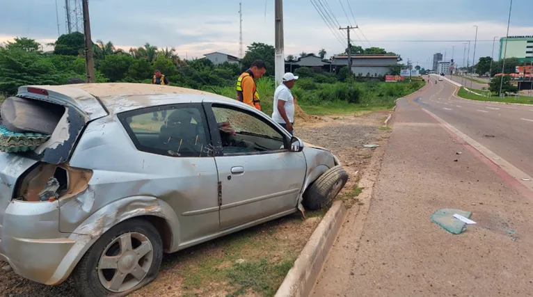 O carro capotou até ficar na margem da rodovia