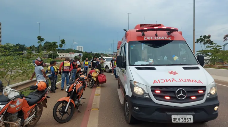 Vídeo: Estouro de pneu de moto causa outro acidente na BR