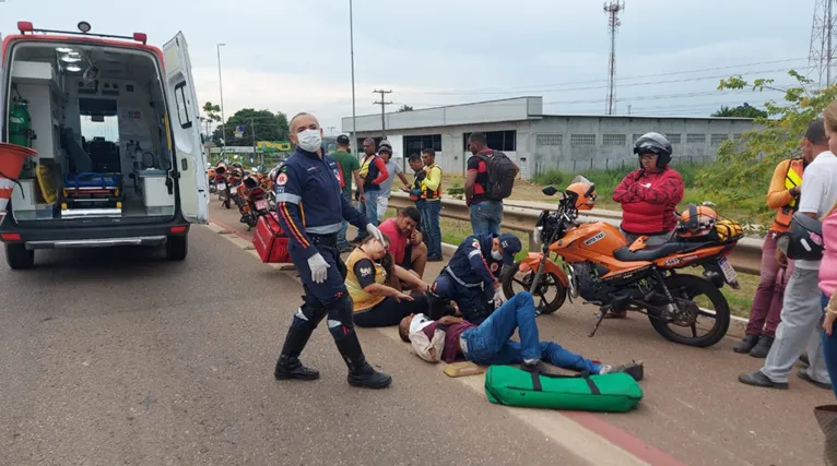 Vídeo: Estouro de pneu de moto causa outro acidente na BR