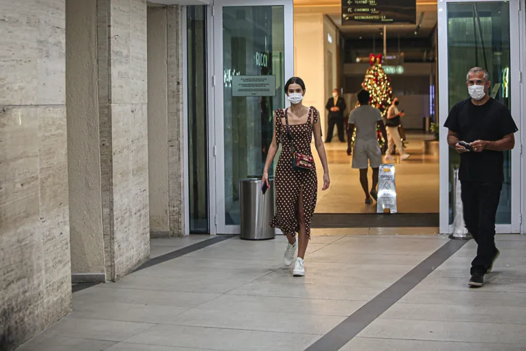 Marquezine é vista em shopping com homem misterioso