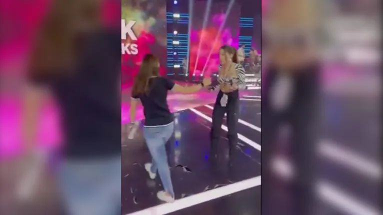 Ao perceber que estava sendo gravada, Anitta deu uma disfarçada. 