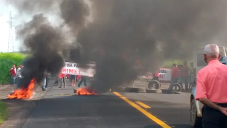 Vídeo: MST interdita BR-155 entre Marabá e Eldorado 