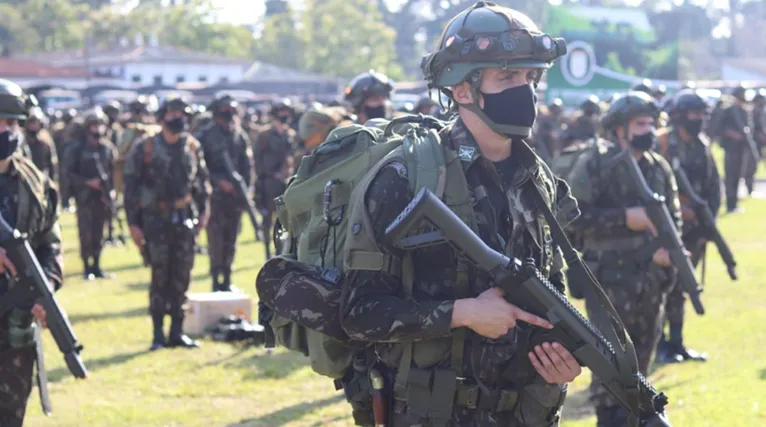 Participou, também, uma fração do 11º Grupo de Artilharia Antiaérea, vindo de Brasília.