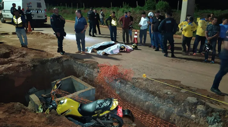 O segurança Genildo Silva, (passageiro), quebrou as duas penas e Mizael Pereira, (piloto da moto), teria quebrado o pescoço 
