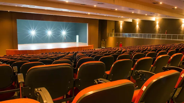 O terceiro prédio contempla um teatro com mil lugares e uma sala multiuso de mil metros quadrados com capacidade para 400 pessoas 