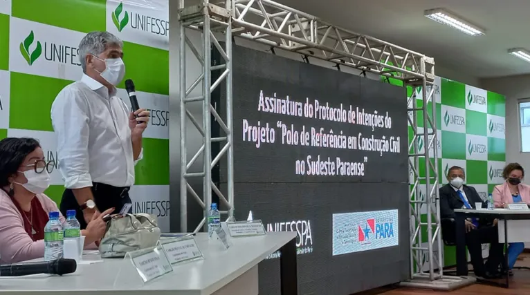 A Carreta será composta de sala de aula com capacidade para atender atém 50 alunos, em ambiente refrigerado