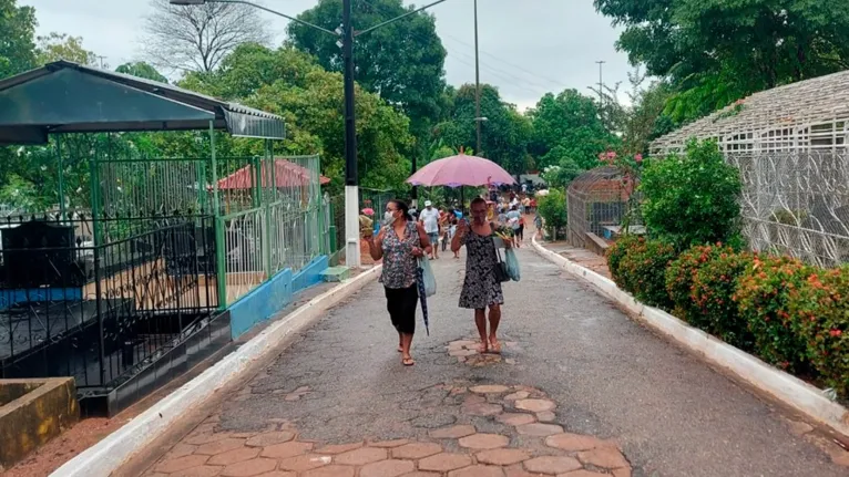 Mesmo com chuva, marabaenses vão a cemitérios  