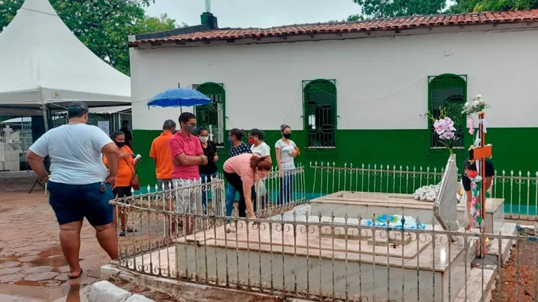 Mesmo com chuva, marabaenses vão a cemitérios  