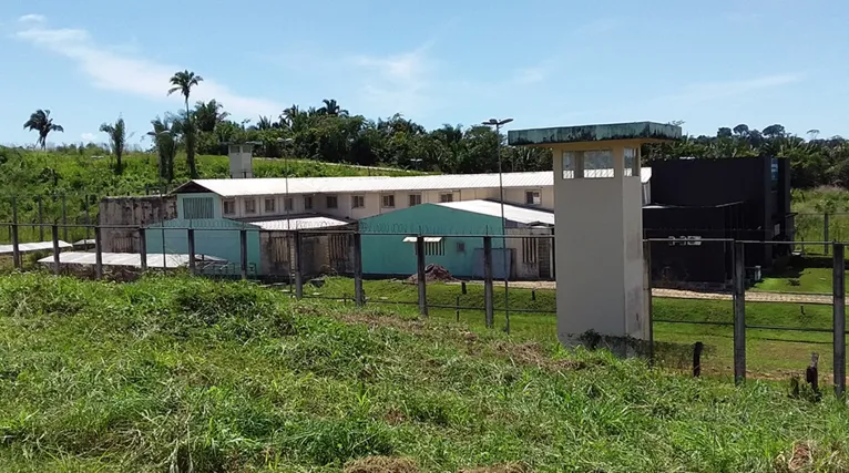 Tiago Lopes da Silva, entrou com seu veículo, um Celta de placa OBX-7417, na área externa do complexo penitenciário de Marabá, posicionando seu veículo em frente ao prédio do CRF