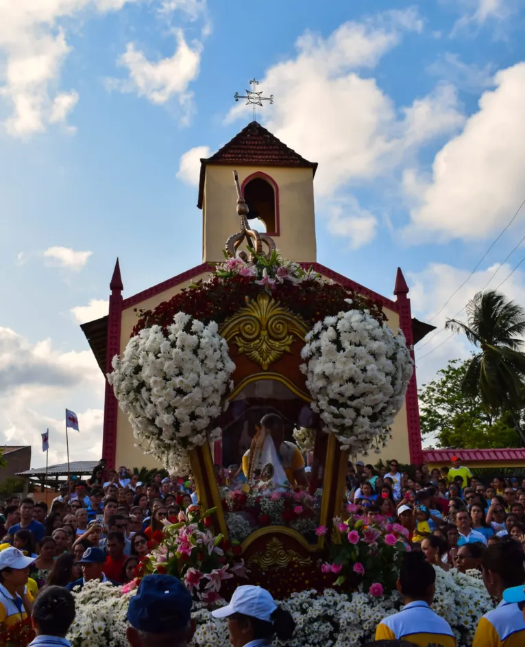 Berlinda chegando na igreja matriz da cidade