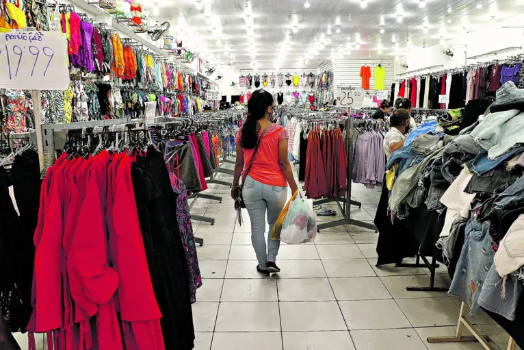 Comércio de Belém tem procura de roupas para o final de ano