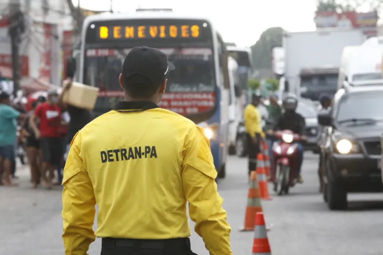 Agentes de trânsito orientaram o tráfego de veículos na pista.