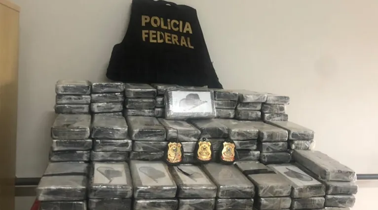 Ao fazer o procedimento de revista na carroceria, os agentes encontraram  04 malas de viagem contendo 170 tabletes envolvidos em fitas plásticas