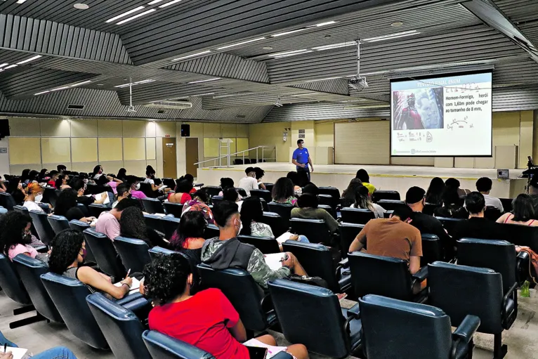 Candidatos foram ao Centur participar da revisão final antes da bateria de provas