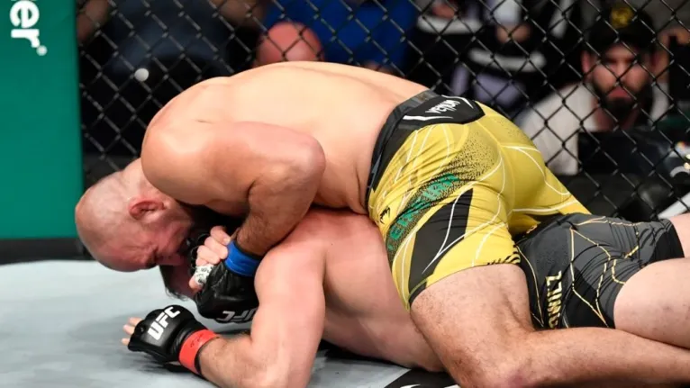 Mais um cinturão para o Brasil! Glover Teixeira venceu Jan Blachowicz por finalização no segundo round