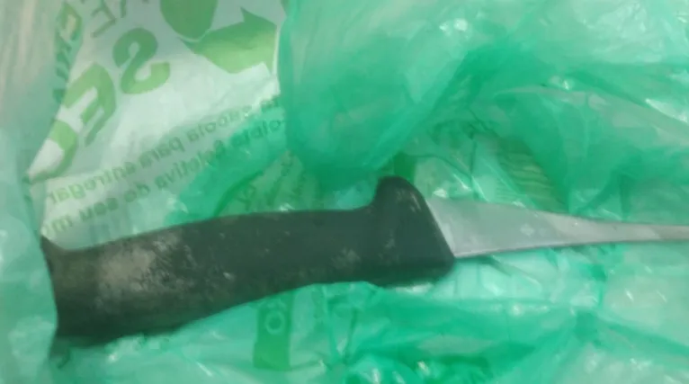 A faca usada no crime foi encontrada também