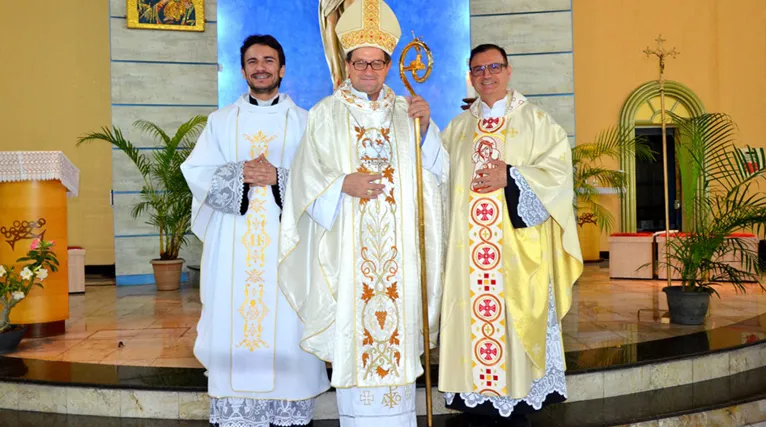 Bispo dom Vital Corbellini (meio) vai ministrar a missa de Natal