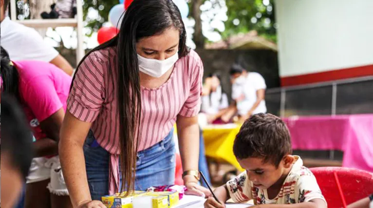 Enquanto os adultos recebem atendimentos sociais, os filhos podem esperar brincando