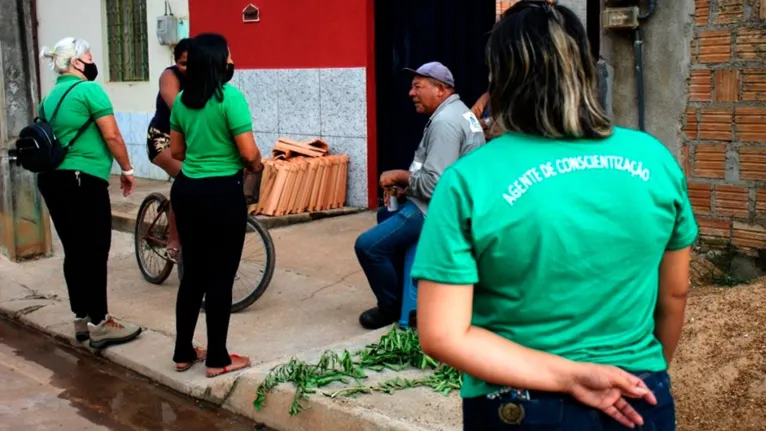 Todos os dias um grupo de servidores do SSAM saem pelas ruas da cidade de porta em porta para lembrar a população sobre os cuidados com o lixo produzido