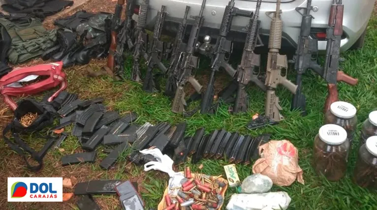 Foram recuperados 10 fuzis, além de outras armas, munições, granadas, coletes, miguelitos e 10 veículos roubados.