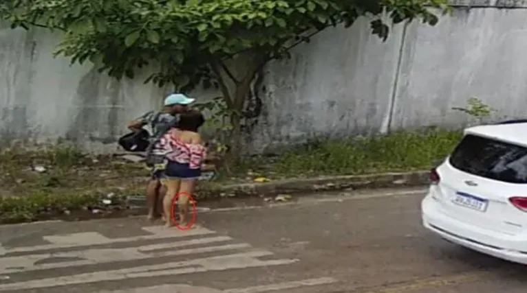 Momento em que o sistema de monitoramento flagra a mulher ao lado de um homem, possivelmente integrante da quadrilha