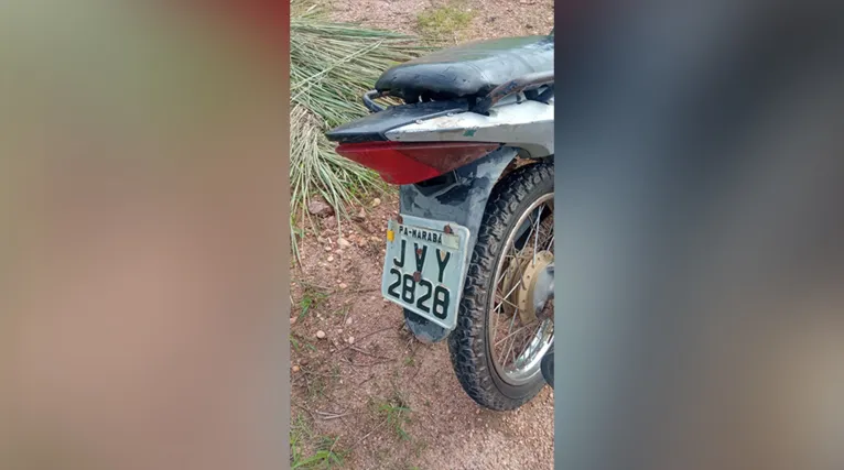 Moto deixada pelo suspeito durante a fuga