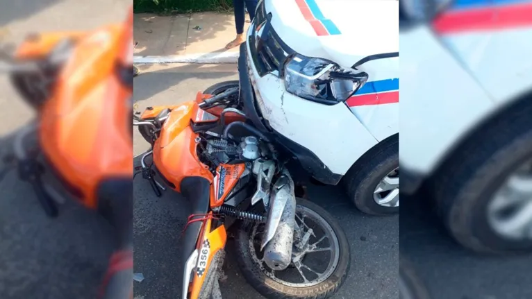 Mototaxista colide com carro e fica gravemente ferido 