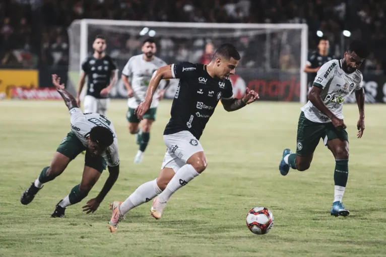 Matheus Oliveira esteve bem no jogo, mas mostrava lentidão em situações de contra-ataque