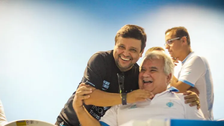 Alberto Maia comemorando eleição.