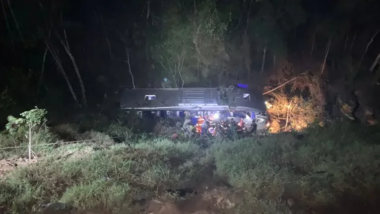 Acidente com ônibus deixa mortos e 34 feridos em Minas